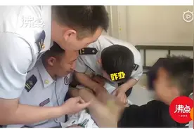男孩重要部位被拉链卡住哭喊“弄坏了”：这些衣服千万别给孩子穿图片