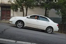 坡道停车该怎么停呢？我们的车头是朝上还是朝下好？朝下伤车吗？图片