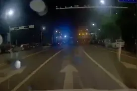 这、这、这…闯红灯了？图片