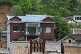 山村80岁老两口种地当锻炼身体，儿子给盖洋楼，修通村中三条路图片