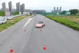 保时捷麋鹿测试，低矮的车身可以带来高效的性能吗？图片