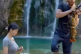 乡村网红拍美食有多假？山中小溪抓澳洲大龙虾，网友评论区吵翻了图片