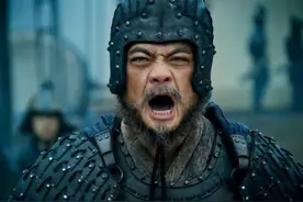 将军在农夫家中看见一头猪，撒腿就跑，急忙下令：快撤，违令者斩图片