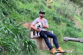 那山那人那狗！克莱难得带爱犬Rocco爬山，有了女友劳拉就忘了基友图片