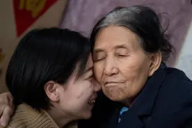 山西奶奶25年前捡拾1独臂女婴，拾荒抚养，如今女孩感动中国图片