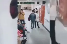 丈夫蹲地给长时间站立的孕妻当椅子 网友：看到了爱情最美的样子视频封面