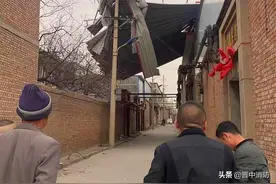 榆次郝家沟村：彩钢房屋顶被大风掀飞压住电线，看消防员如何处置【我为群众办实事】图片