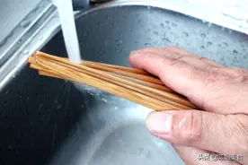 洗筷子时，牢记别用手搓了，难怪越洗越脏，教您正确做法，别弄错图片
