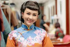 李小萌终于穿旗袍了，橘色旗袍配复古刘海发型，甜美气质太出众图片