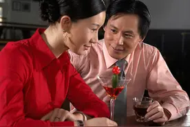 男人和女人喝酒，谁最终会赢图片
