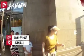 奶奶专注买菜 陌生女子8秒撸走婴儿手上金镯图片