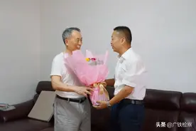 李小东检察长走访慰问离退休老党员，传递党的关怀图片