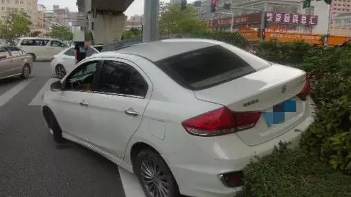 55岁路虎女司机在夏湾连撞两车!俩路人被卷入车底!监控拍下全过程...