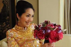女星婚礼的中式手镯，陈妍希的三个金手镯奢华又好看图片