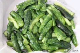保存黄瓜别放冰箱，老农教您土方法，冬天拿出来炒菜，脆爽可口图片