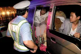 面包车拉人被罚，拉货也被罚，车主问交警：你说我买辆车能拉啥？图片
