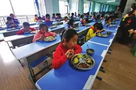 为家长排忧解难 帮助部分人员就业，单人单桌 安宁区200多家小饭桌复工图片