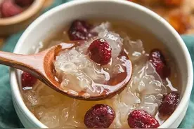 银耳怎么煮？泡发后，别直接炖，多做一步再炖煮，双倍出胶超好喝图片