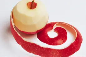 晚上吃苹果容易伤胃？医生建议：到了晚上，这2种食物不要吃图片