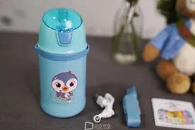 班长的水杯里被放了橡皮图片