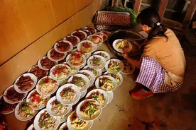 婚礼一桌5000元，同事只随200还是全家来，你怎么办？