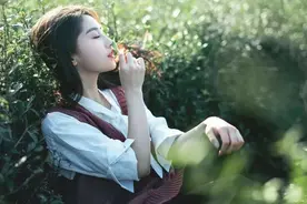 三胞胎被不同家庭收养：改变孩子命运的，从来就不是钱图片