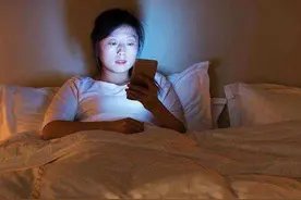 孕妇熬夜的时候，胎宝宝在干什么？乖乖睡觉是对自己和胎儿负责任图片