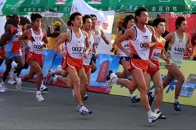 为何马拉松男选手也要贴乳贴？看了这几张图就明白了，网友：想笑图片