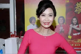 叶玉卿真是大婶中的佼佼者，54岁还能穿亮片短裙，曲线窈窕仍惊艳图片