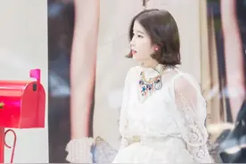 IU，身穿白裙子的小仙女图片