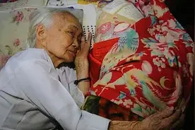 97岁越南老妇，怀抱日本兵的衣服睡六十多年，儿子痛斥也痴心不改图片