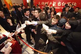 楼市已经降温，为何再次出现“排队买房”？售楼小姐说出了实情图片