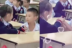 两小无猜！一年级萌娃课间和同桌戳戳脸蛋牵起手的小动作太可爱图片