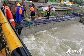 河堤漫坝！湖北仙桃多部门联动100多人参与封堵，险情已有效控制图片