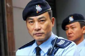 他是任达华的亲哥哥，曾是香港警界二把手，连向华强也十分尊重图片