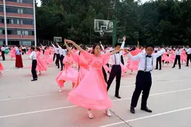 舞动青春·梦想启航，云南昌乐实验中学700余名学生跳起华尔兹图片