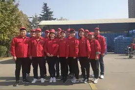 西安冰峰饮料股份公司玻璃瓶生产车间灌装班：人人都是多面手图片