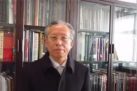 专家在一地摊发现“绝世宝剑”，摊主要价200万，没成想反亏10亿图片