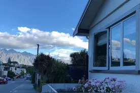 封面图 情感图｜别回头看 身后万千灯盏 都不是归处图片