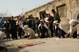 为什么要把将要去世的老人，从卧房移到板床上？否则就是不孝？图片