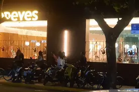 凌晨1点上海淮海路酒吧街，俊男靓女香车云集，不愧是不夜城图片