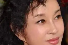 央视春晚首个女主持，入狱422天负债千万，一生有四任丈夫图片