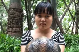 女孩手中抱着一个“巨型眼睛蛇”，转身的那刻，网友：误会了图片