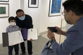 霍启刚6岁儿子长大了！与爸爸看画展眉眼清秀，自己带饭勤俭节约图片