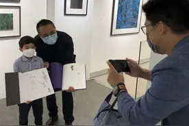 霍启刚6岁儿子长大了！与爸爸看画展眉眼清秀，自己带饭勤俭节约图片