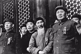 开国大典时主席旁边长髯飘飘的老者，曾与蔡锷共事、资助陈毅元帅图片