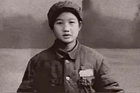 苗寨里走出的小女兵图片