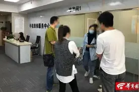 “现在只能用胶布捆着”！市民去淘宝排序首位的店铺换屏幕，说好100元，拆开后却被要价650元图片