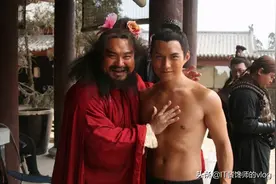 无法重拍瞬间：唐僧吸烟，戴墨镜的刘备，鲁智深，穿军衣的林黛玉图片