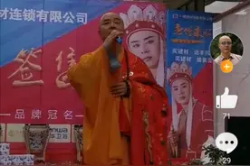 62岁"唐僧"徐少华街头商演，环境破旧又简陋，身材发福风采不再图片